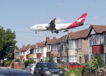 Boeing 747 approaching runway 27L at Heathrow, houses are in Myrtle Ave - July 2004