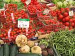 Tomatoes for sale in northern Italy by Rober J. Wendell - 09-08-2007